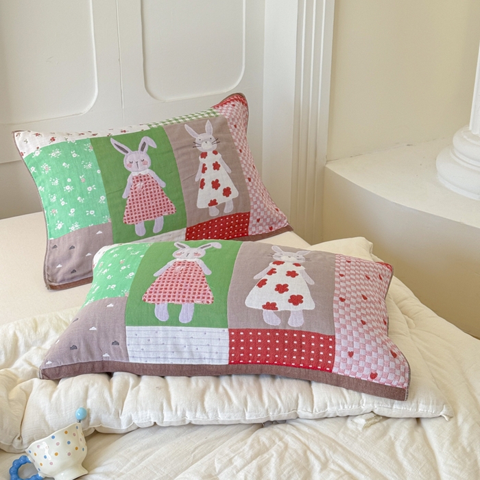 91家纺网 家纺一手货源 找家纺 乐家毛巾被（工厂自产自销） 2026新款全棉A类母婴级卡通软绵绵系列枕巾隔汗巾 田园兔拼布