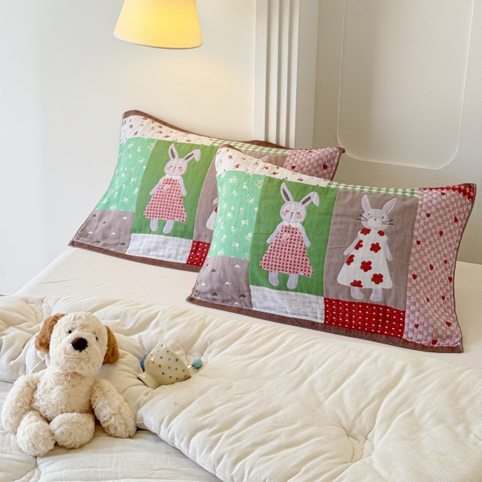 91家纺网 家纺一手货源 找家纺 乐家毛巾被（工厂自产自销） 2026新款全棉A类母婴级卡通软绵绵系列枕巾隔汗巾 田园兔拼布