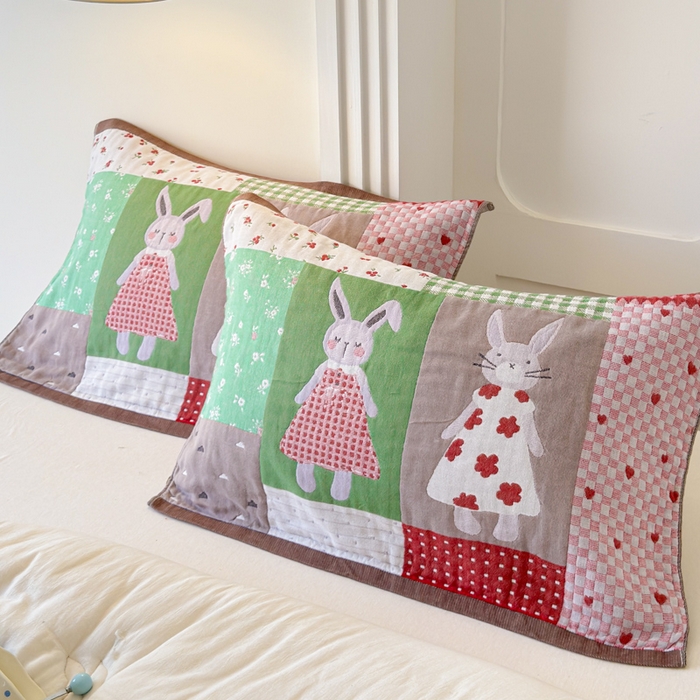 91家纺网 家纺一手货源 找家纺 乐家毛巾被（工厂自产自销） 2026新款全棉A类母婴级卡通软绵绵系列枕巾隔汗巾 田园兔拼布