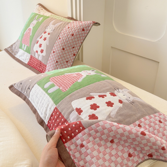 91家纺网 家纺一手货源 找家纺 乐家毛巾被（工厂自产自销） 2026新款全棉A类母婴级卡通软绵绵系列枕巾隔汗巾 田园兔拼布