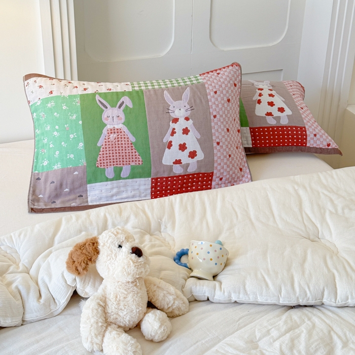 91家纺网 家纺一手货源 找家纺 乐家毛巾被（工厂自产自销） 2026新款全棉A类母婴级卡通软绵绵系列枕巾隔汗巾 田园兔拼布