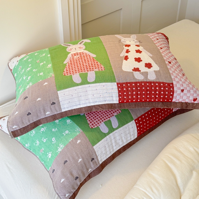 91家纺网 家纺一手货源 找家纺 乐家毛巾被（工厂自产自销） 2026新款全棉A类母婴级卡通软绵绵系列枕巾隔汗巾 田园兔拼布