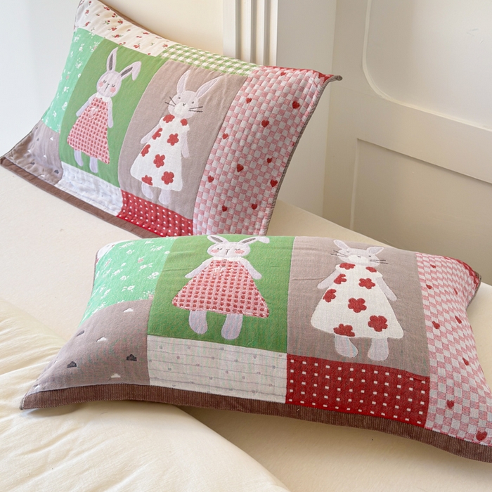 91家纺网 家纺一手货源 找家纺 乐家毛巾被（工厂自产自销） 2026新款全棉A类母婴级卡通软绵绵系列枕巾隔汗巾 田园兔拼布