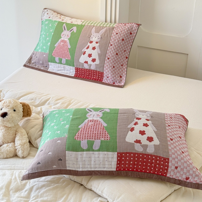 91家纺网 家纺一手货源 找家纺 乐家毛巾被（工厂自产自销） 2026新款全棉A类母婴级卡通软绵绵系列枕巾隔汗巾 田园兔拼布