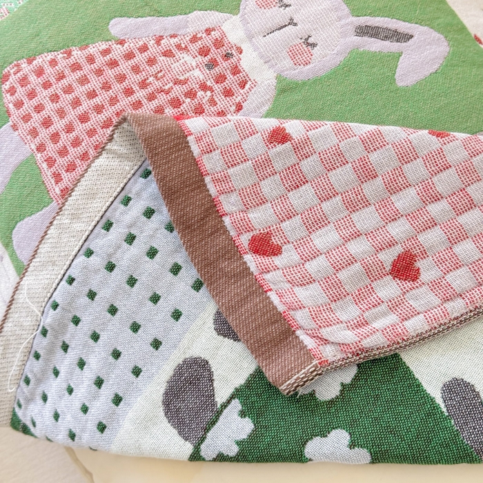 91家纺网 家纺一手货源 找家纺 乐家毛巾被（工厂自产自销） 2026新款全棉A类母婴级卡通软绵绵系列枕巾隔汗巾 田园兔拼布