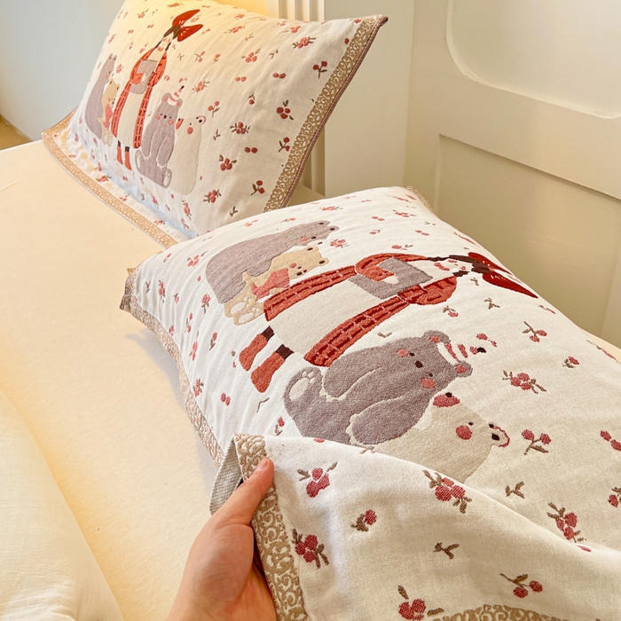 91家纺网 家纺一手货源 找家纺 乐家毛巾被（工厂自产自销） 2026新款全棉A类母婴级卡通软绵绵系列枕巾隔汗巾 听课小熊