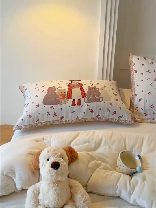 91家纺网 家纺一手货源 找家纺 乐家毛巾被（工厂自产自销） 2026新款全棉A类母婴级卡通软绵绵系列枕巾隔汗巾 听课小熊