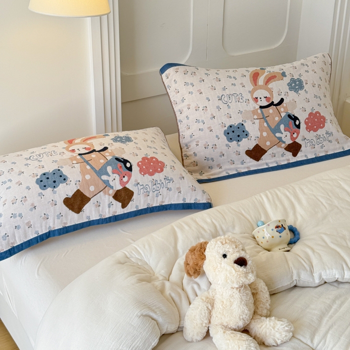 91家纺网 家纺一手货源 找家纺 乐家毛巾被（工厂自产自销） 2026新款全棉A类母婴级卡通软绵绵系列枕巾隔汗巾 云朵小兔