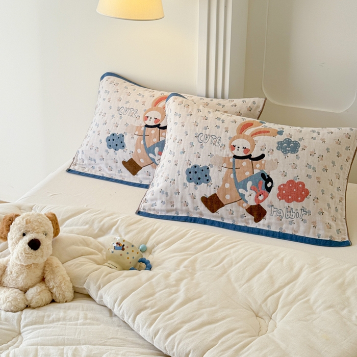 91家纺网 家纺一手货源 找家纺 乐家毛巾被（工厂自产自销） 2026新款全棉A类母婴级卡通软绵绵系列枕巾隔汗巾 云朵小兔