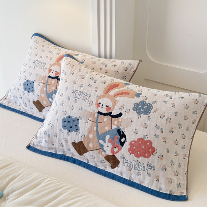 91家纺网 家纺一手货源 找家纺 乐家毛巾被（工厂自产自销） 2026新款全棉A类母婴级卡通软绵绵系列枕巾隔汗巾 云朵小兔