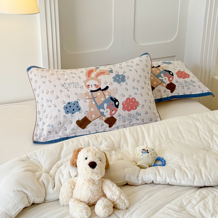 91家纺网 家纺一手货源 找家纺 乐家毛巾被（工厂自产自销） 2026新款全棉A类母婴级卡通软绵绵系列枕巾隔汗巾 云朵小兔