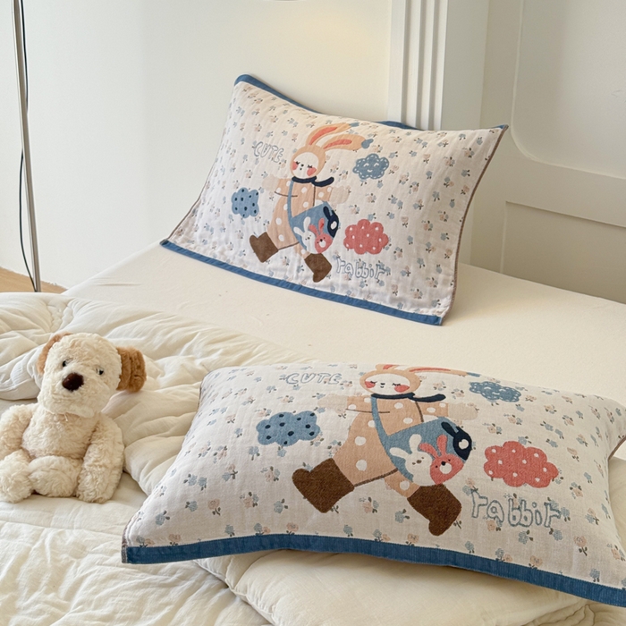 91家纺网 家纺一手货源 找家纺 乐家毛巾被（工厂自产自销） 2026新款全棉A类母婴级卡通软绵绵系列枕巾隔汗巾 云朵小兔