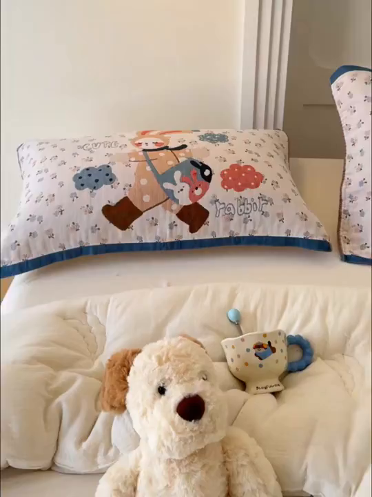 91家纺网 家纺一手货源 找家纺 乐家毛巾被（工厂自产自销） 2026新款全棉A类母婴级卡通软绵绵系列枕巾隔汗巾 云朵小兔