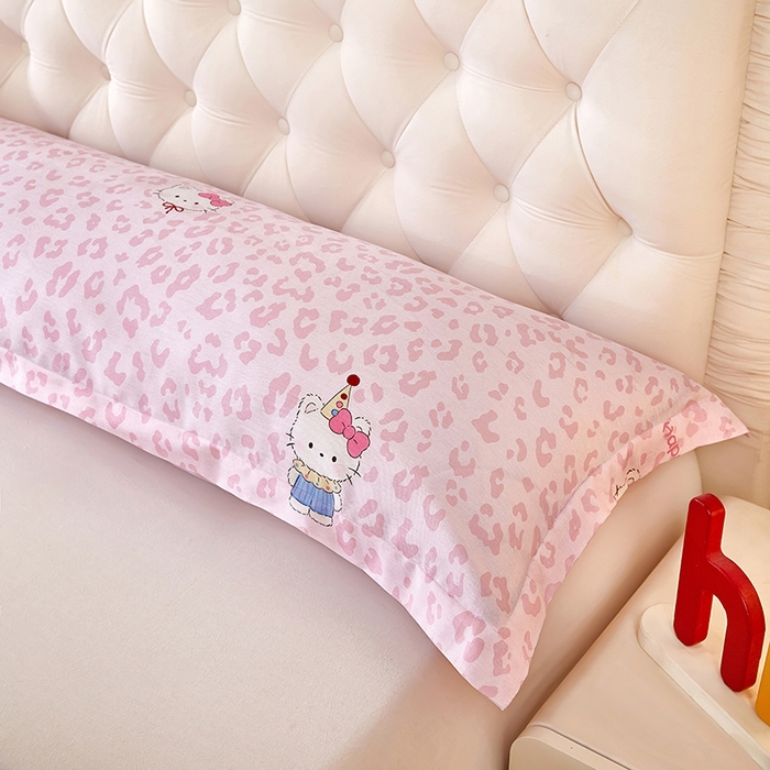 91家纺网 家纺一手货源 找家纺 三盛源 2026新款小清新全棉纯棉双人长枕套靠枕套加长枕芯套单件1.8米学生宿舍 豹纹猫咪-粉