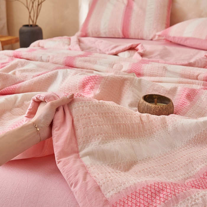 91家纺网 家纺一手货源 找家纺 简如 2026新款里外全棉色织提花夏凉被夏被空调被四件套素条系列 素条-粉