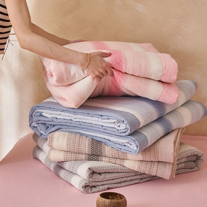 91家纺网 家纺一手货源 找家纺 简如 2026新款里外全棉色织提花夏凉被夏被空调被四件套素条系列 组合图仅供参考不可下单