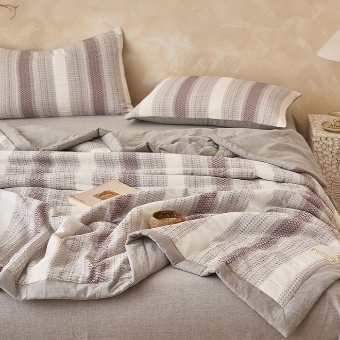91家纺网 家纺一手货源 找家纺 简如 2026新款里外全棉色织提花夏凉被夏被空调被四件套素条系列 素条-灰