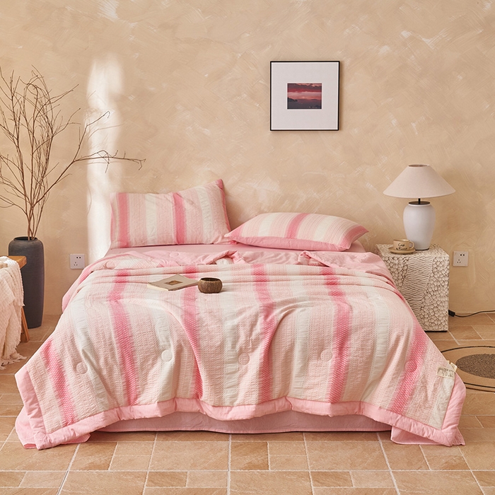 91家纺网 家纺一手货源 找家纺 简如 2026新款里外全棉色织提花夏凉被夏被空调被四件套素条系列 素条-粉