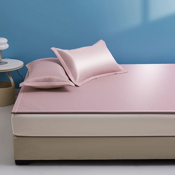 91家纺网 家纺一手货源 找家纺 义博家纺 2026新款碳光提花冰丝席床席款床单款 饼干格 雅粉