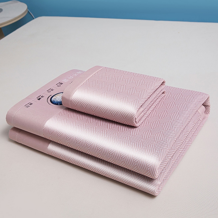 91家纺网 家纺一手货源 找家纺 义博家纺 2026新款碳光提花冰丝席床席款床单款 饼干格 雅粉