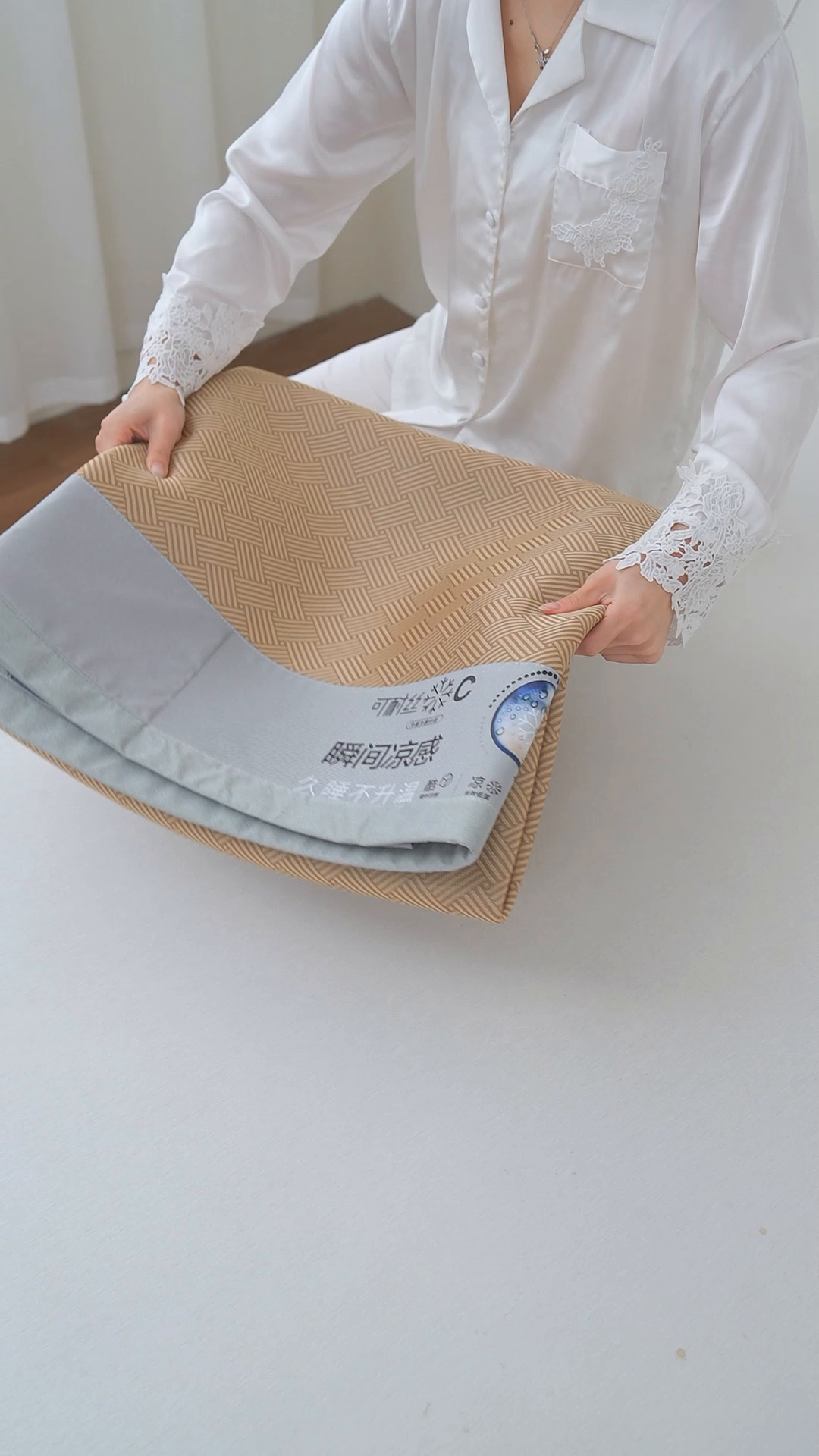 91家纺网 家纺一手货源 找家纺 义博家纺 2026新款碳光提花冰丝席床席款床单款 饼干格 冰蓝