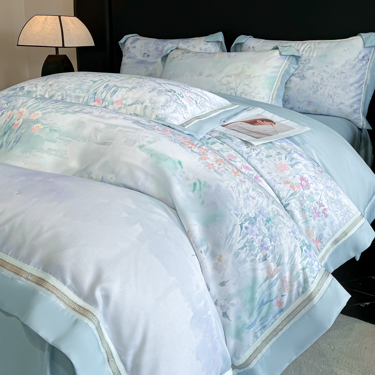 91家纺网 家纺一手货源 找家纺 博纳家纺 2026新款林间鹿语系列天丝四件套 春野序-海岛蓝