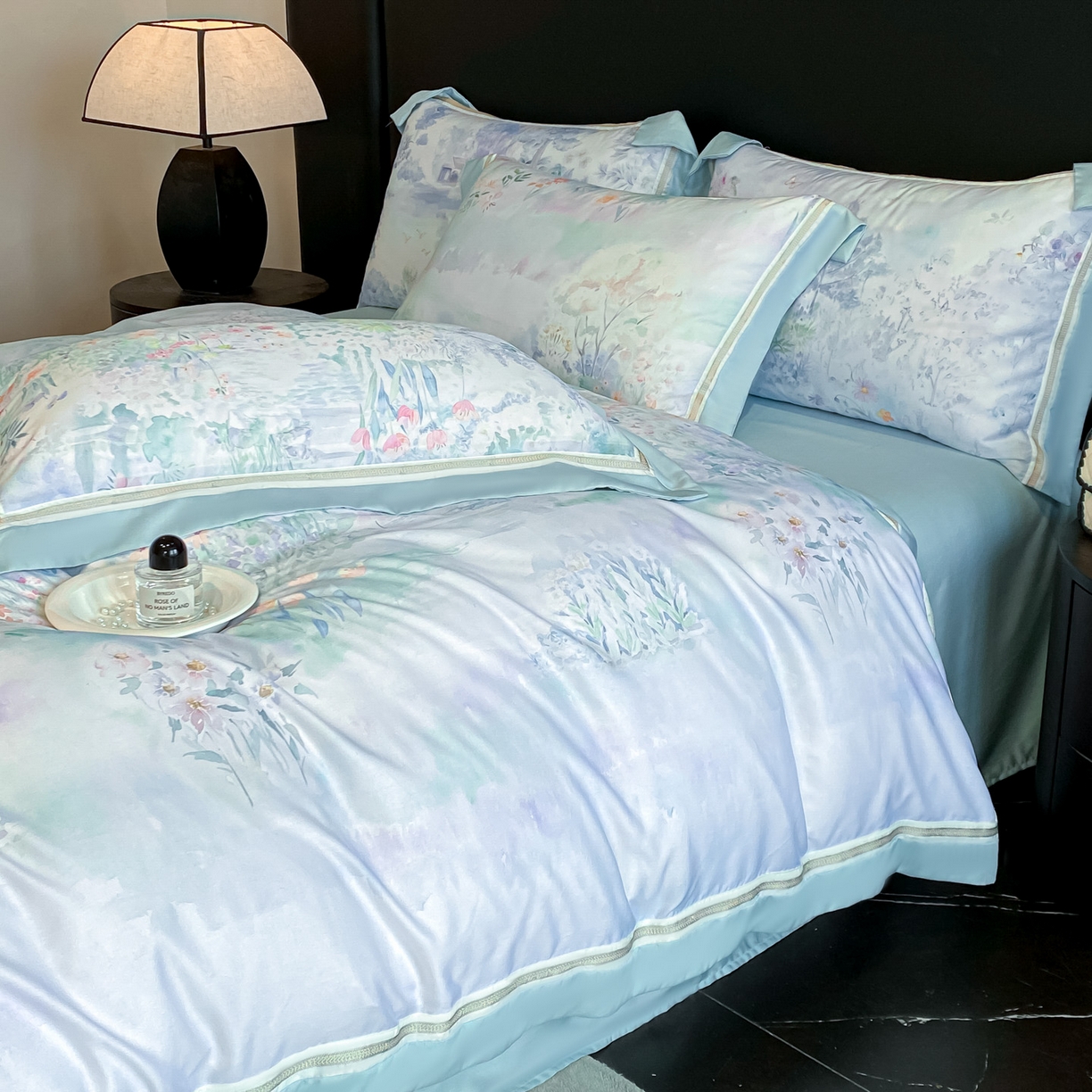 91家纺网 家纺一手货源 找家纺 博纳家纺 2026新款林间鹿语系列天丝四件套 春野序-海岛蓝