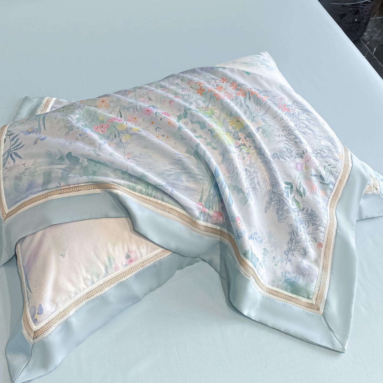 91家纺网 家纺一手货源 找家纺 博纳家纺 2026新款林间鹿语系列天丝四件套 春野序-海岛蓝