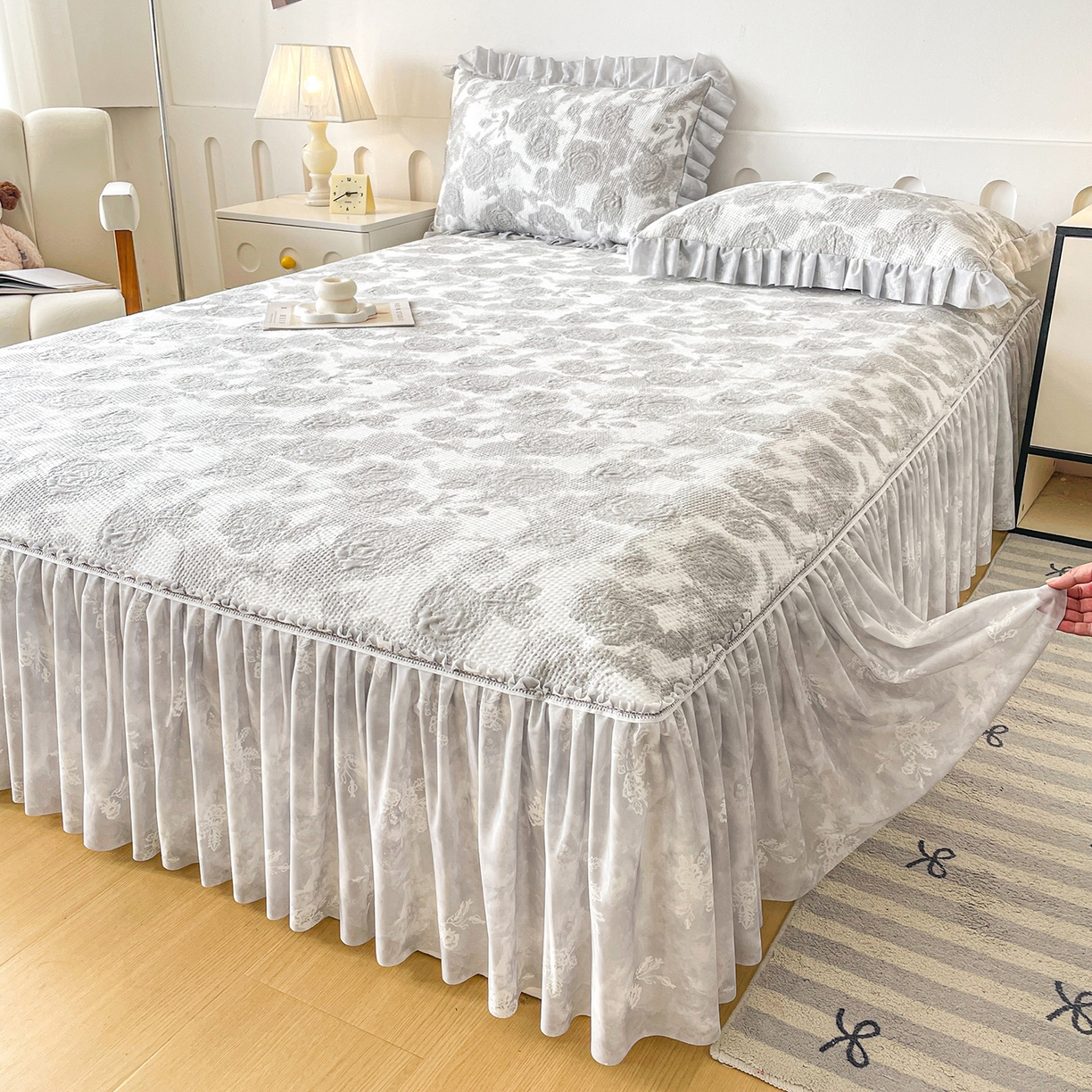 91家纺网 家纺一手货源 找家纺 （总）莱凯家纺 2026新款550gPE提花床裙款凉席席子