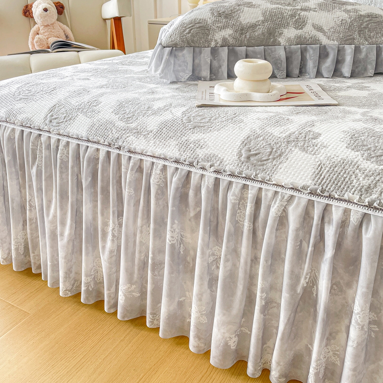 91家纺网 家纺一手货源 找家纺 （总）莱凯家纺 2026新款550gPE提花床裙款凉席席子