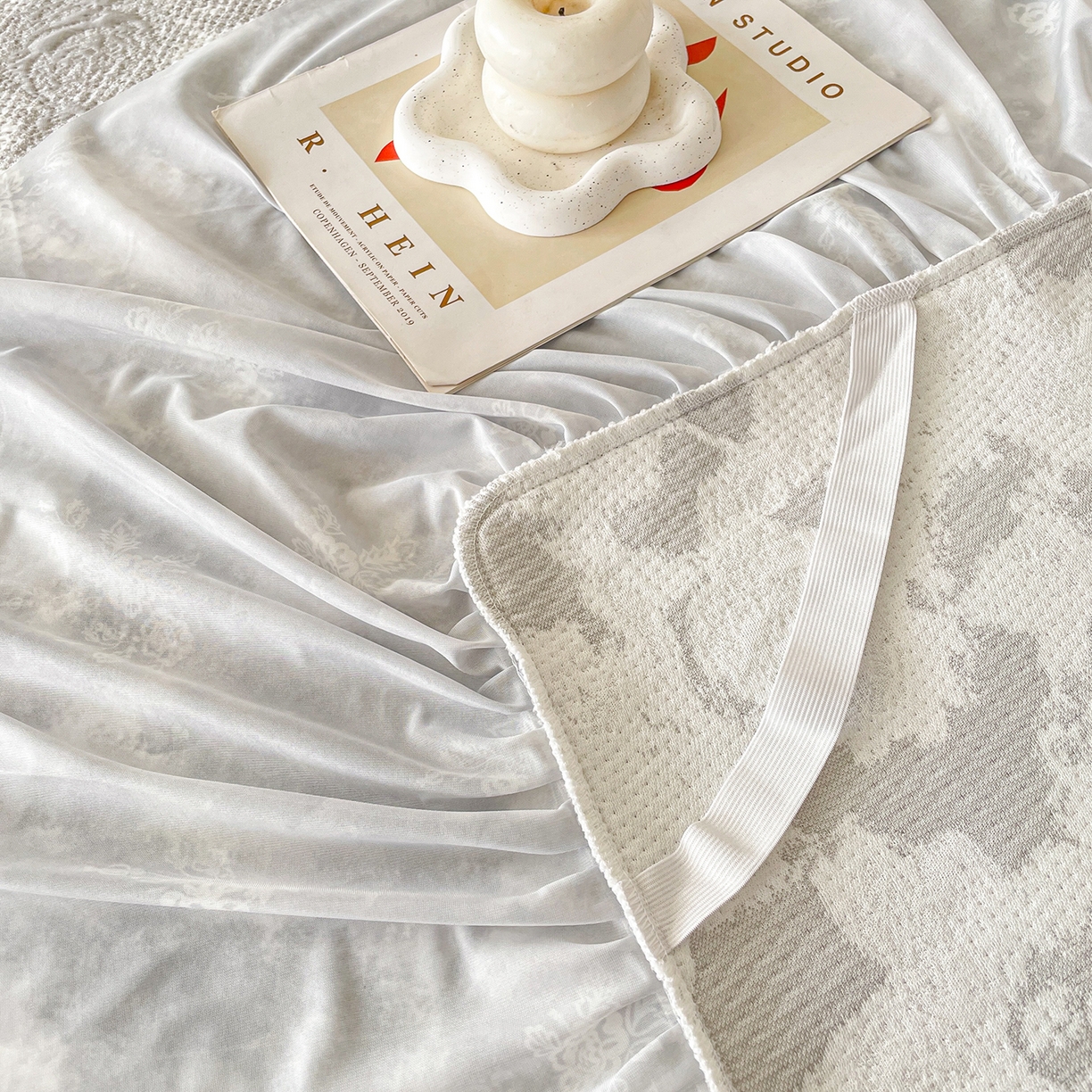 91家纺网 家纺一手货源 找家纺 （总）莱凯家纺 2026新款550gPE提花床裙款凉席席子