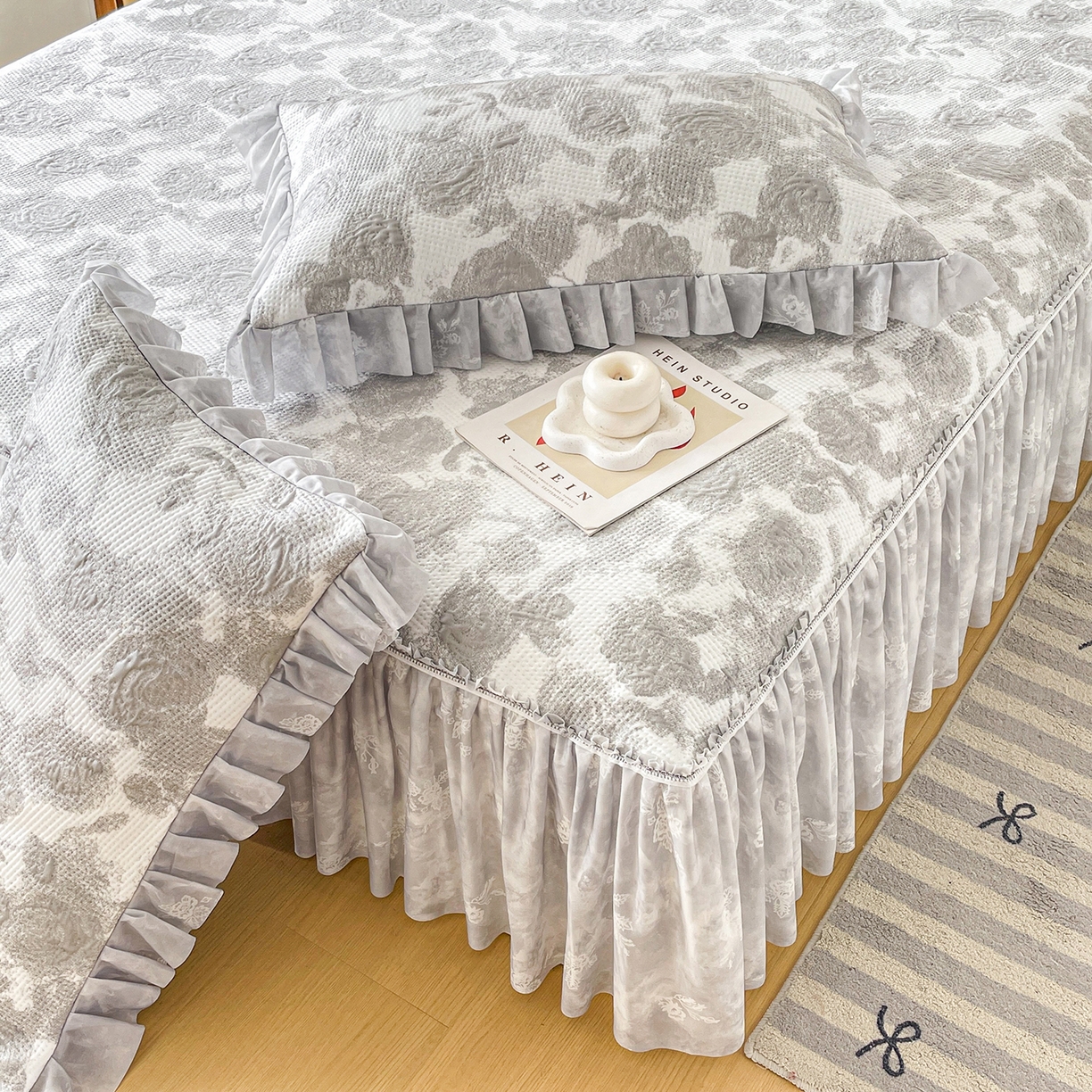 91家纺网 家纺一手货源 找家纺 （总）莱凯家纺 2026新款550gPE提花床裙款凉席席子