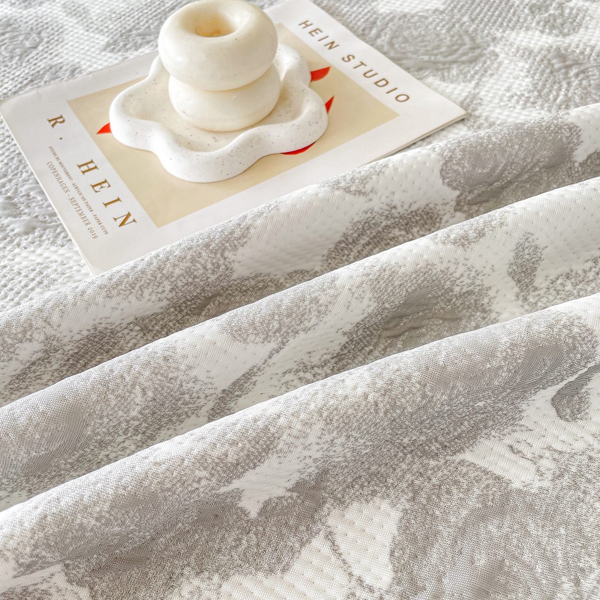 91家纺网 家纺一手货源 找家纺 （总）莱凯家纺 2026新款550gPE提花床裙款凉席席子