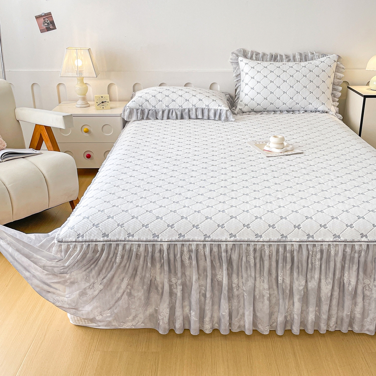 91家纺网 家纺一手货源 找家纺 莱凯家纺 2026新款550gPE提花床裙款凉席席子 小马菱格