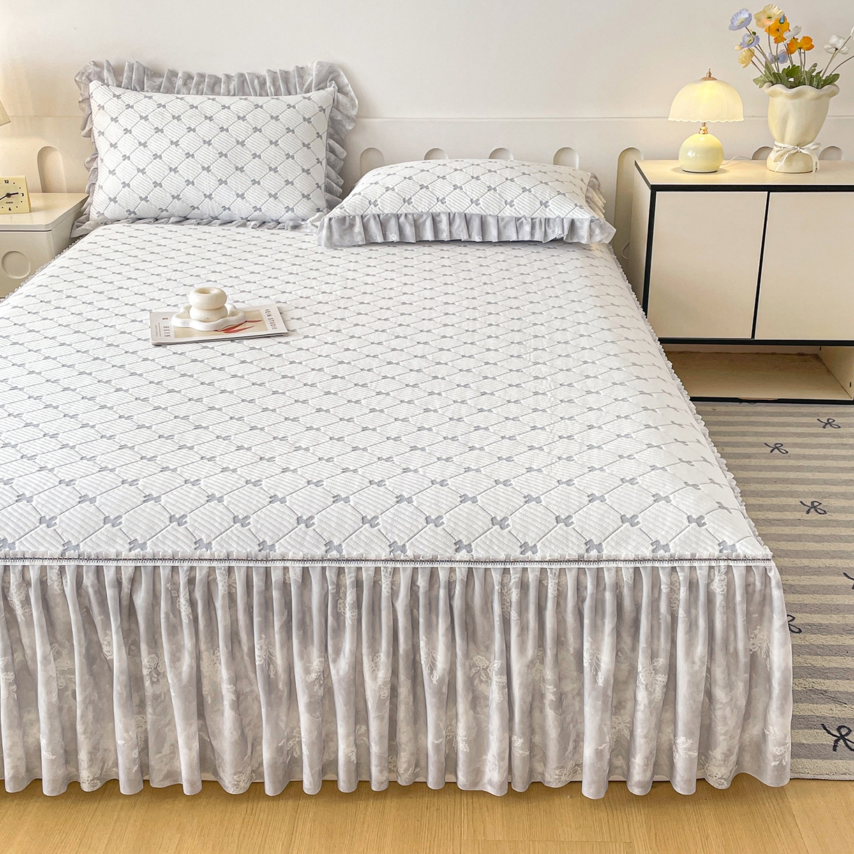 91家纺网 家纺一手货源 找家纺 莱凯家纺 2026新款550gPE提花床裙款凉席席子 小马菱格