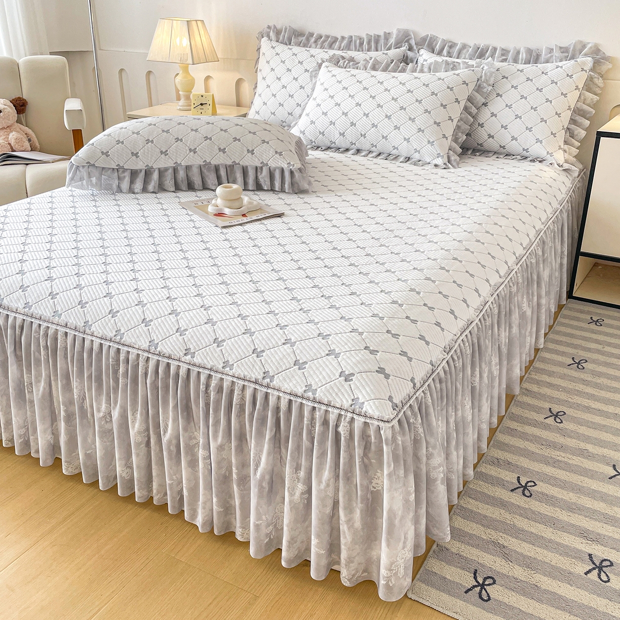 91家纺网 家纺一手货源 找家纺 （总）莱凯家纺 2026新款550gPE提花床裙款凉席席子