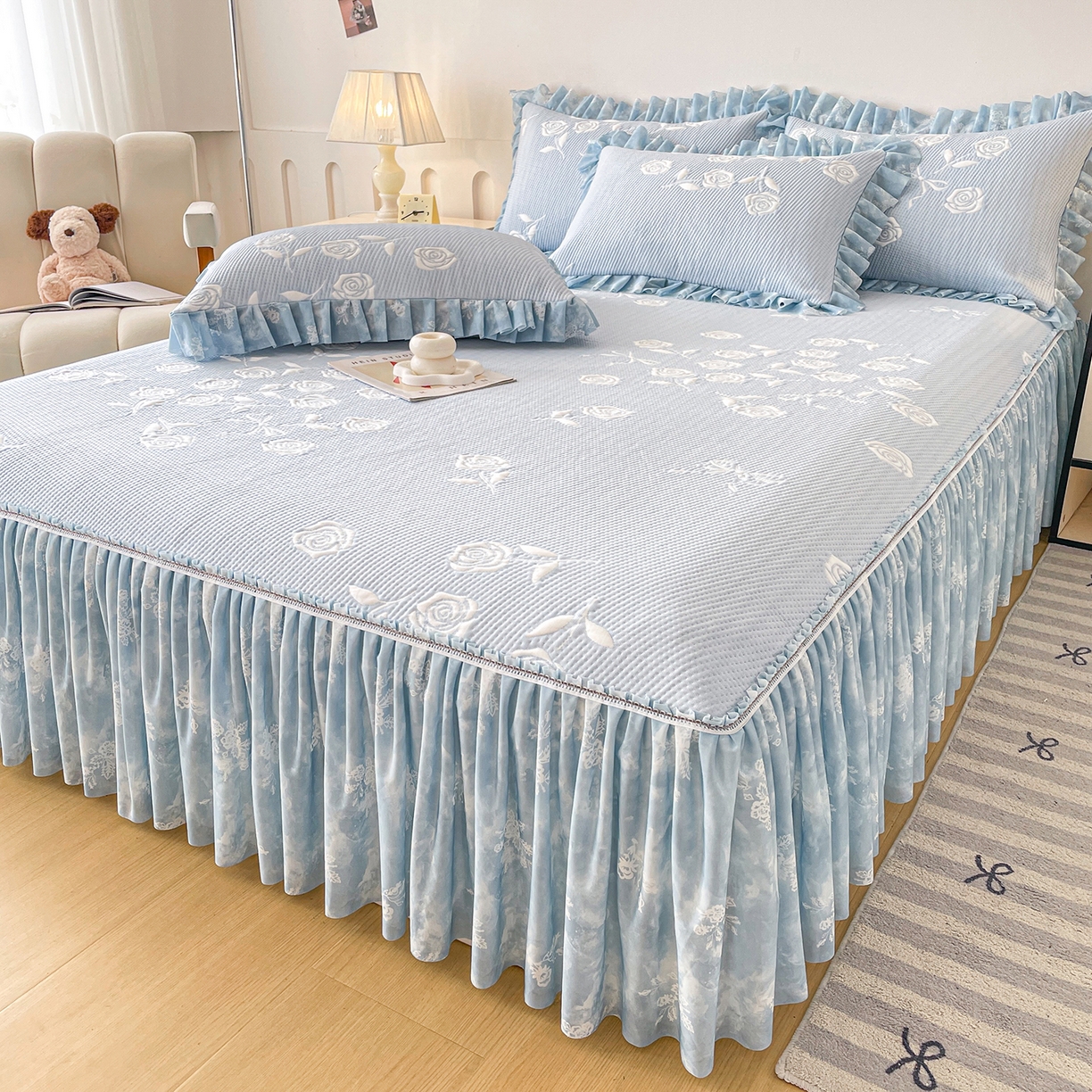 91家纺网 家纺一手货源 找家纺 （总）莱凯家纺 2026新款550gPE提花床裙款凉席席子