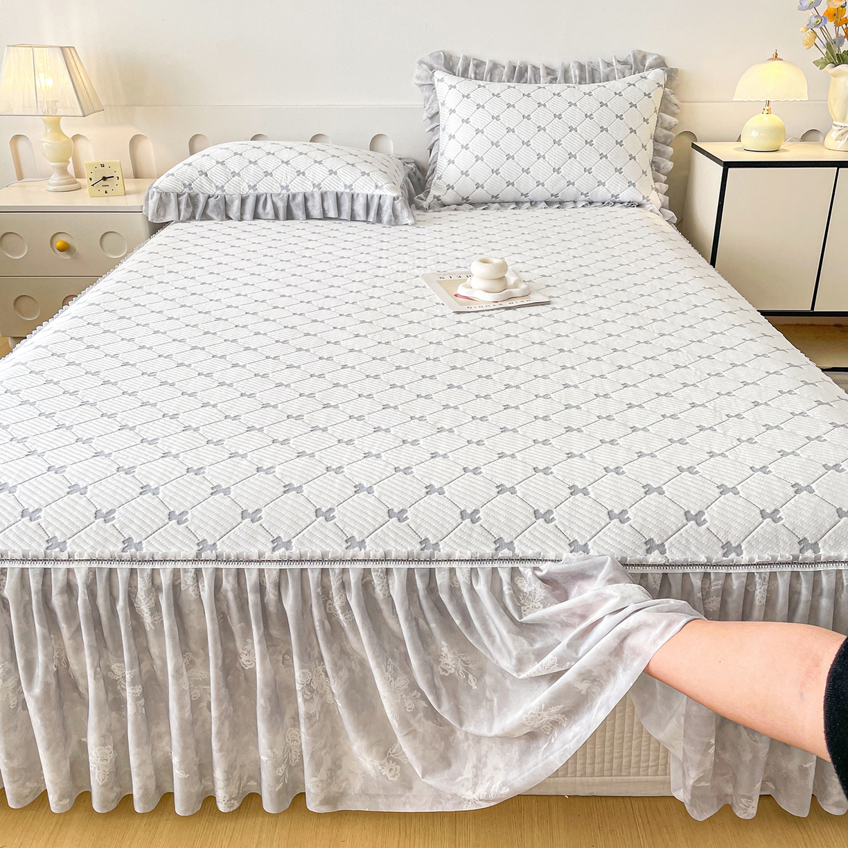 91家纺网 家纺一手货源 找家纺 莱凯家纺 2026新款550gPE提花床裙款凉席席子 小马菱格