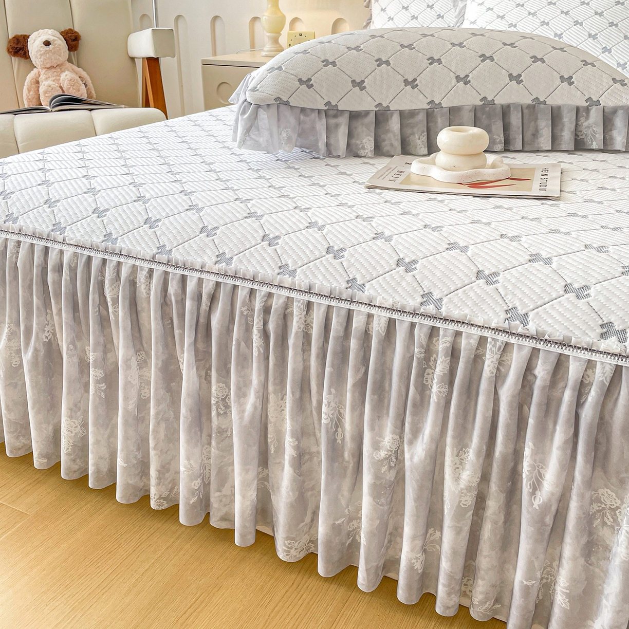 91家纺网 家纺一手货源 找家纺 莱凯家纺 2026新款550gPE提花床裙款凉席席子 小马菱格