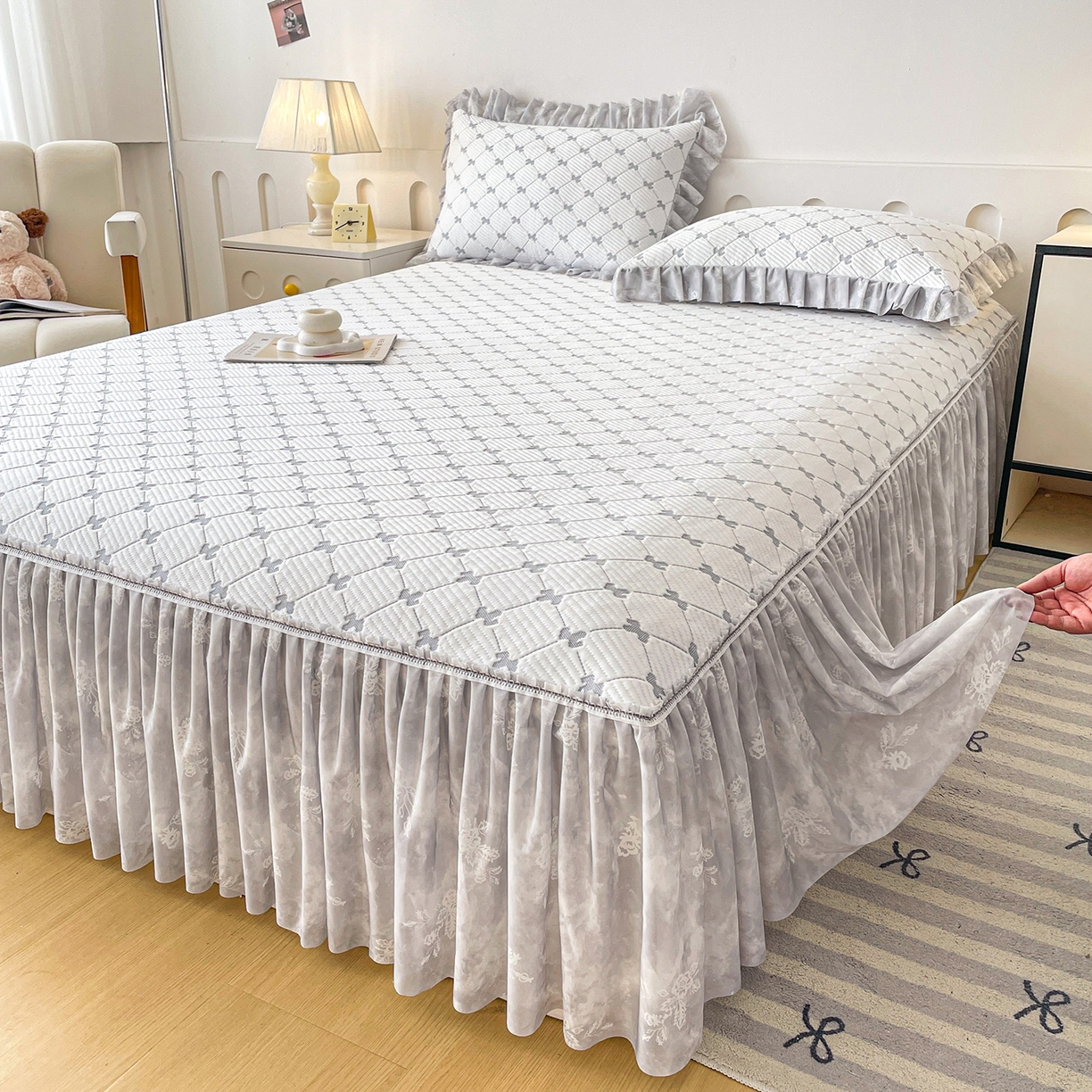 91家纺网 家纺一手货源 找家纺 莱凯家纺 2026新款550gPE提花床裙款凉席席子 小马菱格