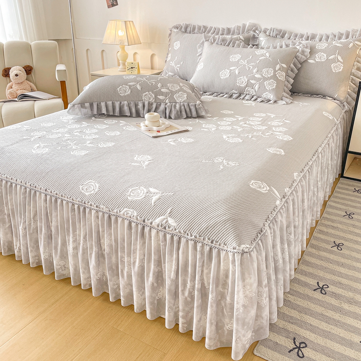 91家纺网 家纺一手货源 找家纺 （总）莱凯家纺 2026新款550gPE提花床裙款凉席席子