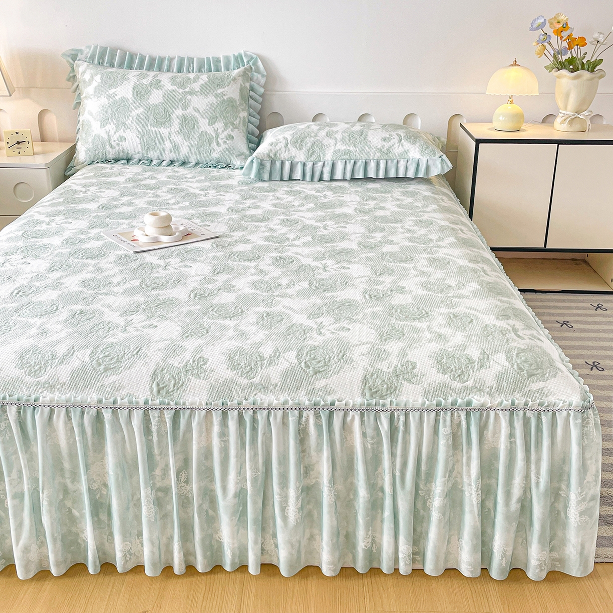 91家纺网 家纺一手货源 找家纺 莱凯家纺 2026新款550gPE提花床裙款凉席席子 雾影玫瑰-绿