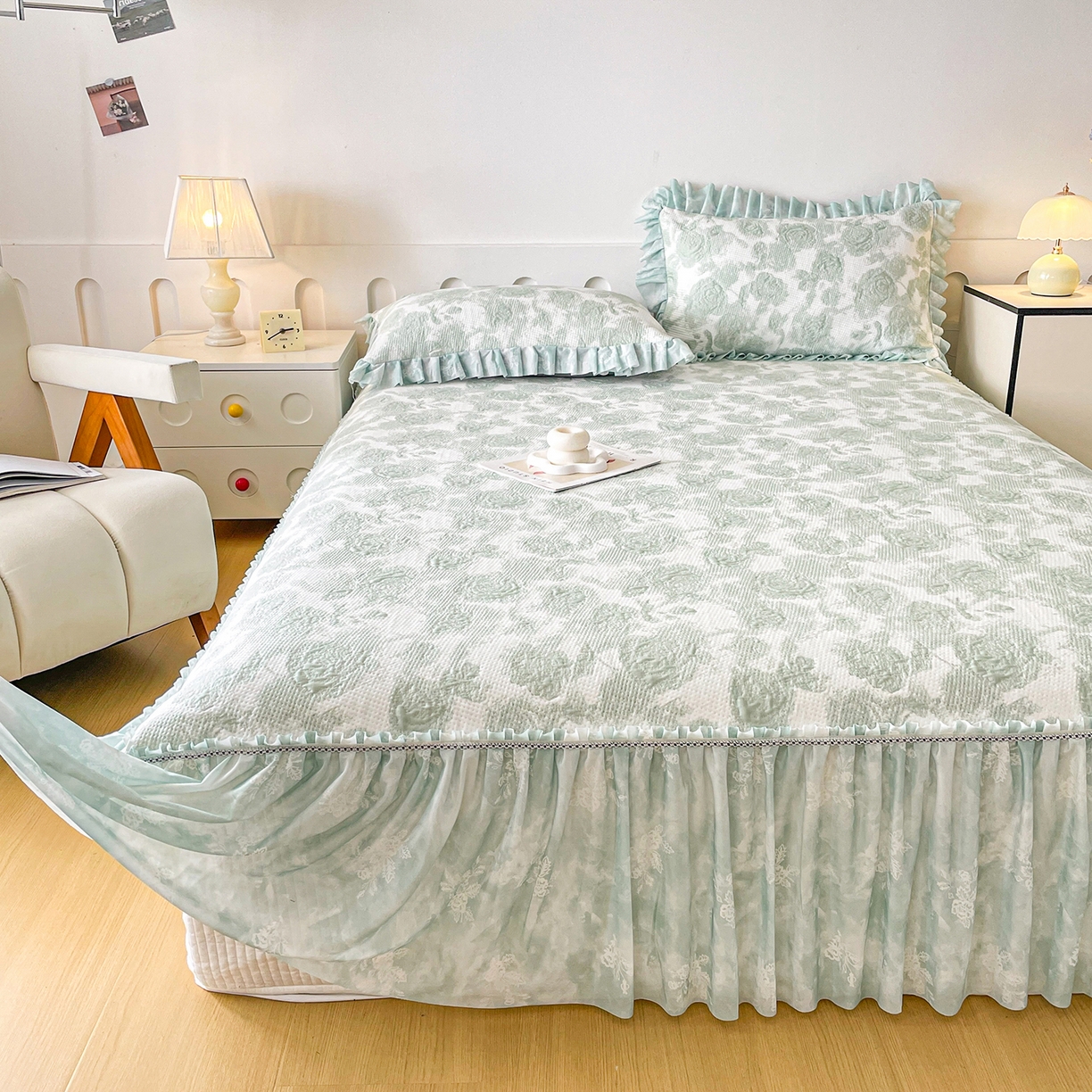 91家纺网 家纺一手货源 找家纺 莱凯家纺 2026新款550gPE提花床裙款凉席席子 雾影玫瑰-绿