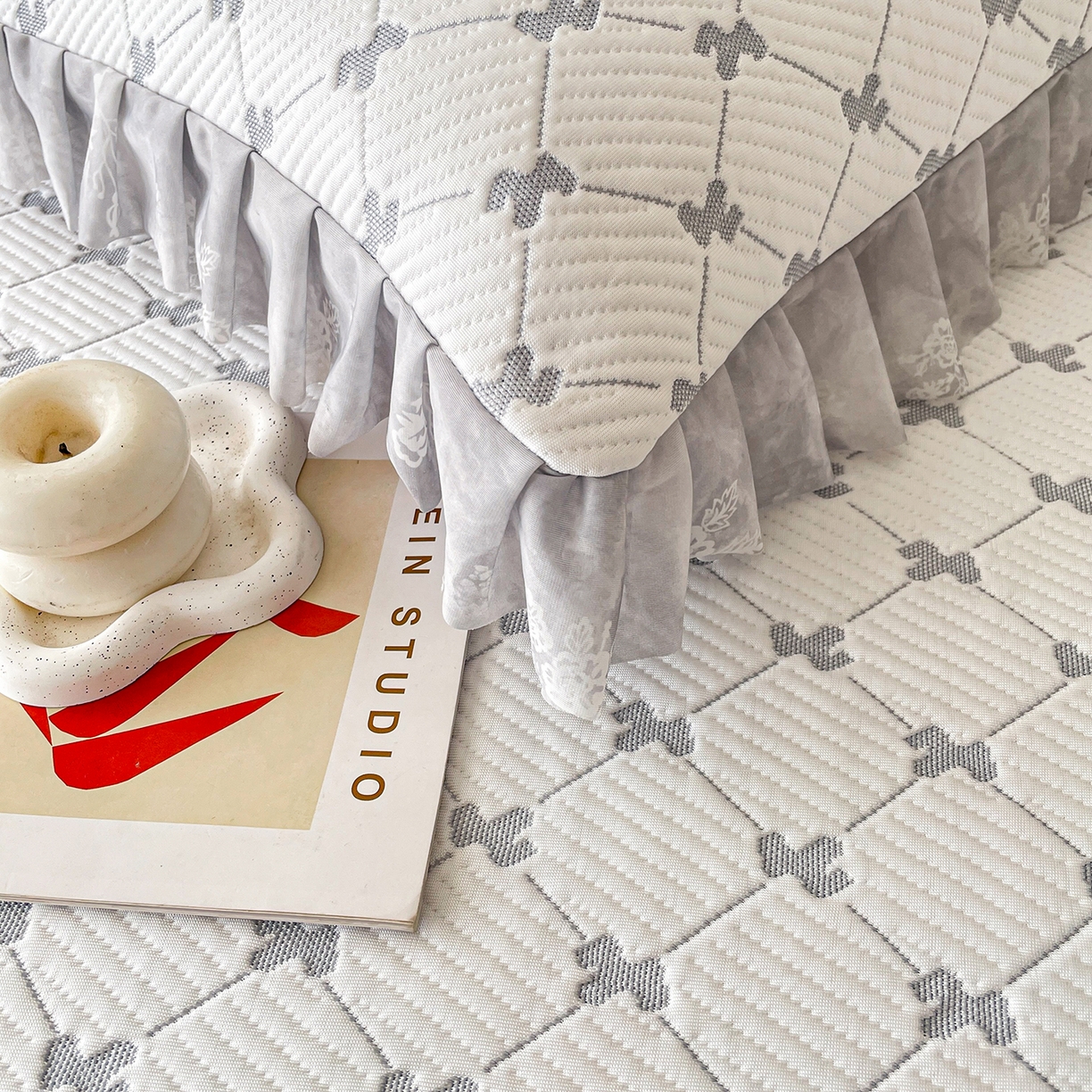 91家纺网 家纺一手货源 找家纺 莱凯家纺 2026新款550gPE提花床裙款凉席席子 小马菱格