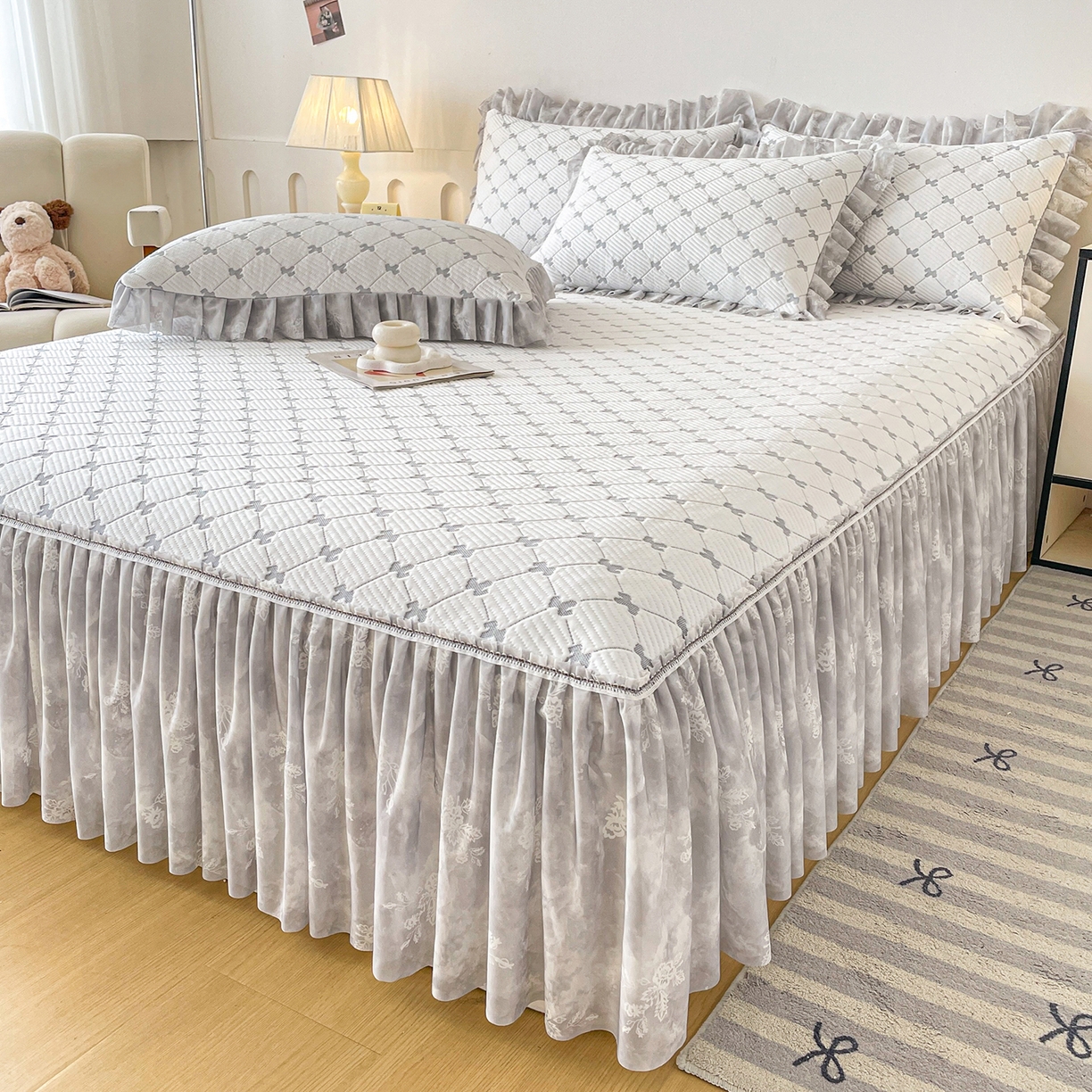 91家纺网 家纺一手货源 找家纺 莱凯家纺 2026新款550gPE提花床裙款凉席席子 小马菱格