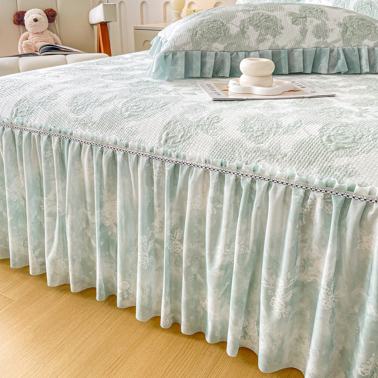 91家纺网 家纺一手货源 找家纺 莱凯家纺 2026新款550gPE提花床裙款凉席席子 雾影玫瑰-绿