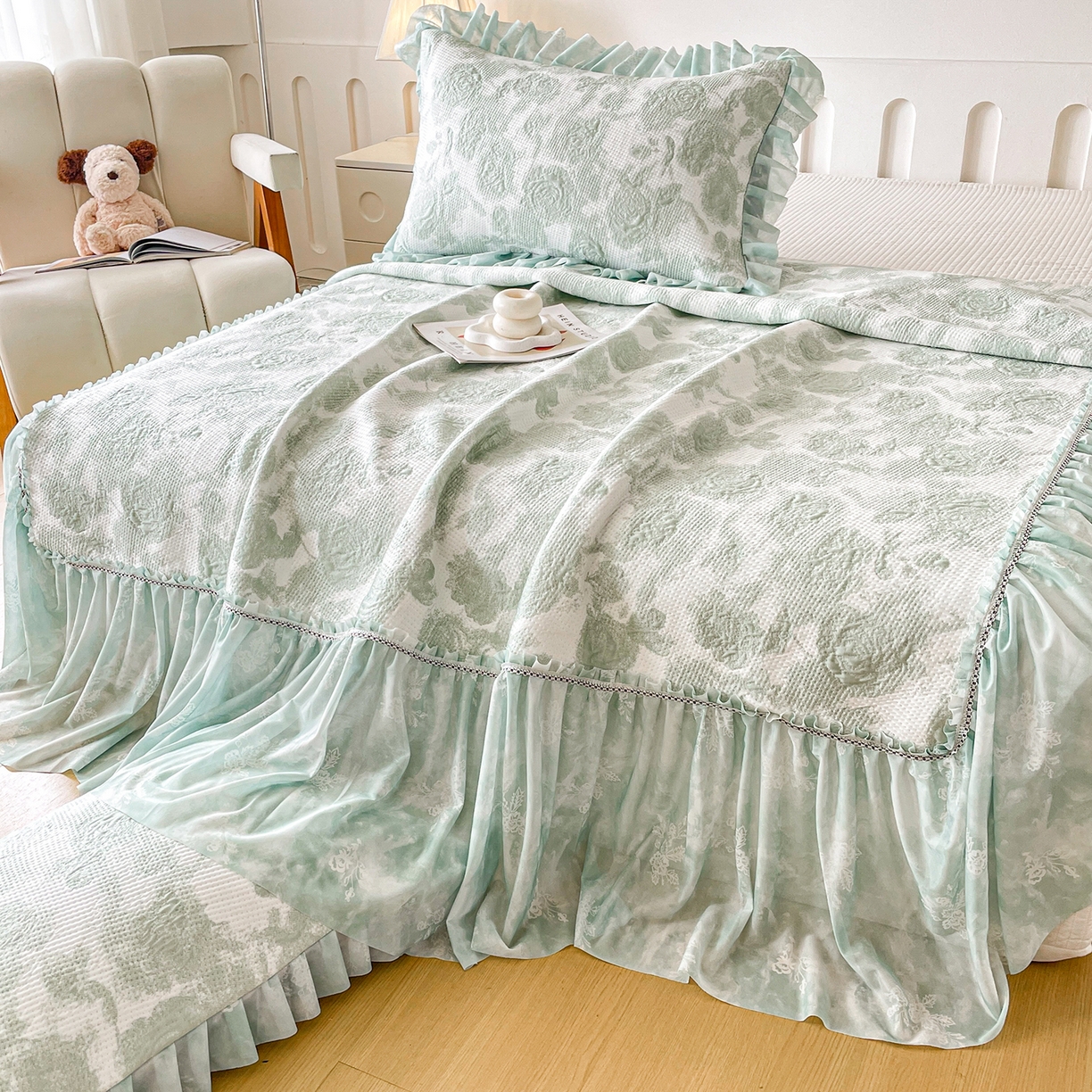 91家纺网 家纺一手货源 找家纺 莱凯家纺 2026新款550gPE提花床裙款凉席席子 雾影玫瑰-绿