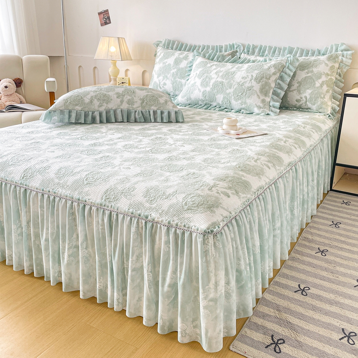 91家纺网 家纺一手货源 找家纺 莱凯家纺 2026新款550gPE提花床裙款凉席席子 雾影玫瑰-绿