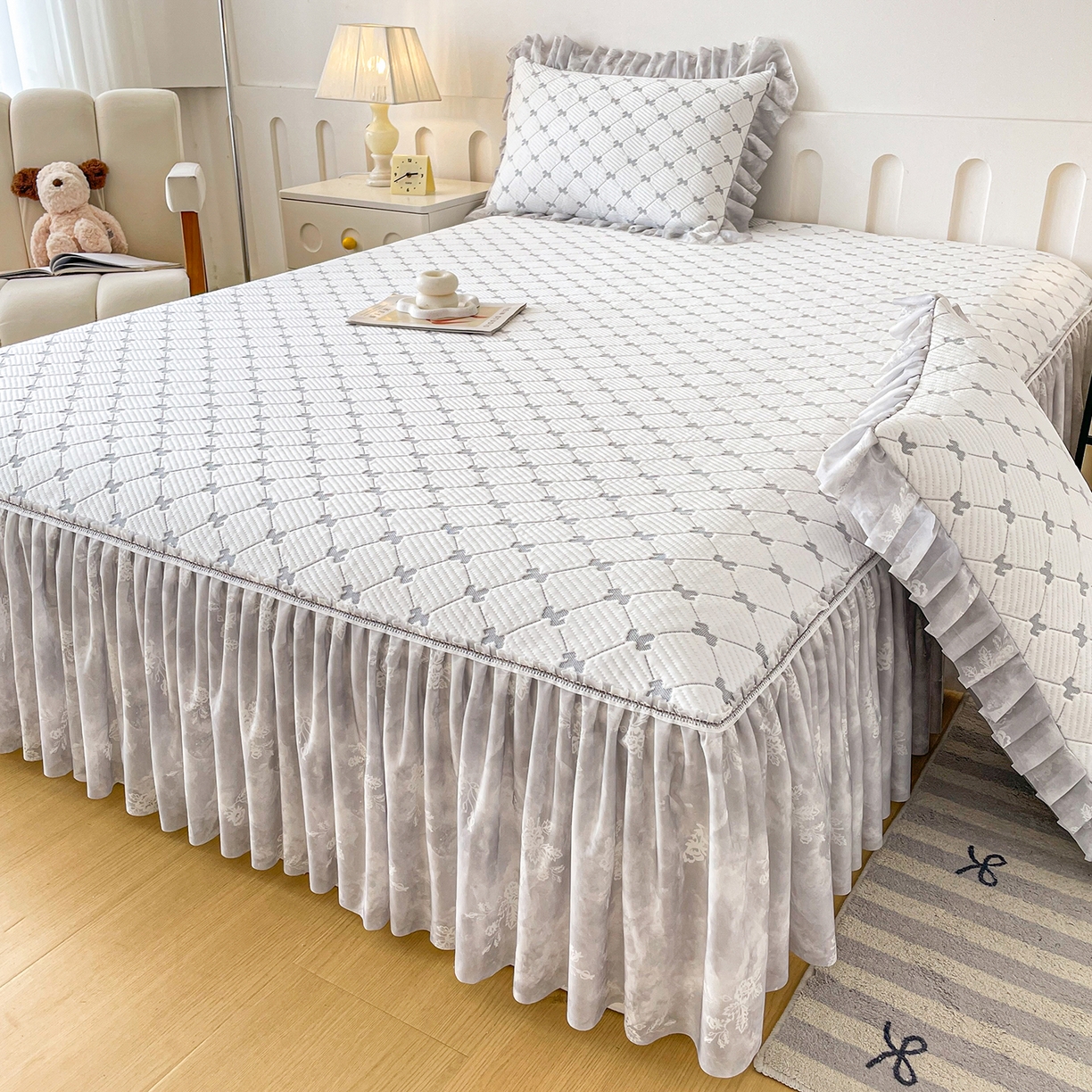 91家纺网 家纺一手货源 找家纺 莱凯家纺 2026新款550gPE提花床裙款凉席席子 小马菱格