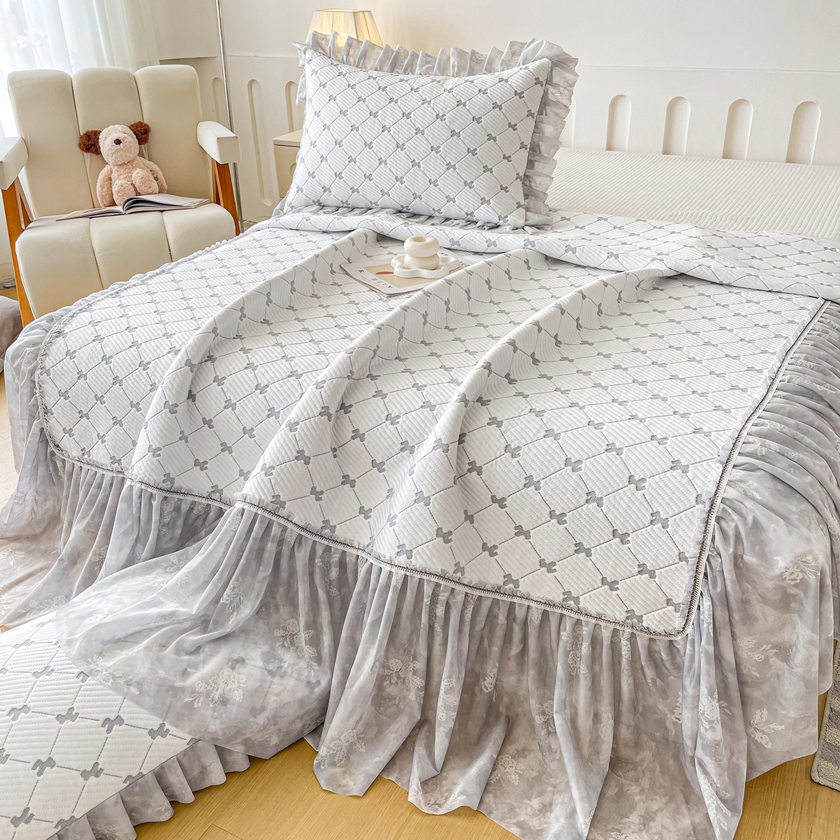 91家纺网 家纺一手货源 找家纺 莱凯家纺 2026新款550gPE提花床裙款凉席席子 小马菱格